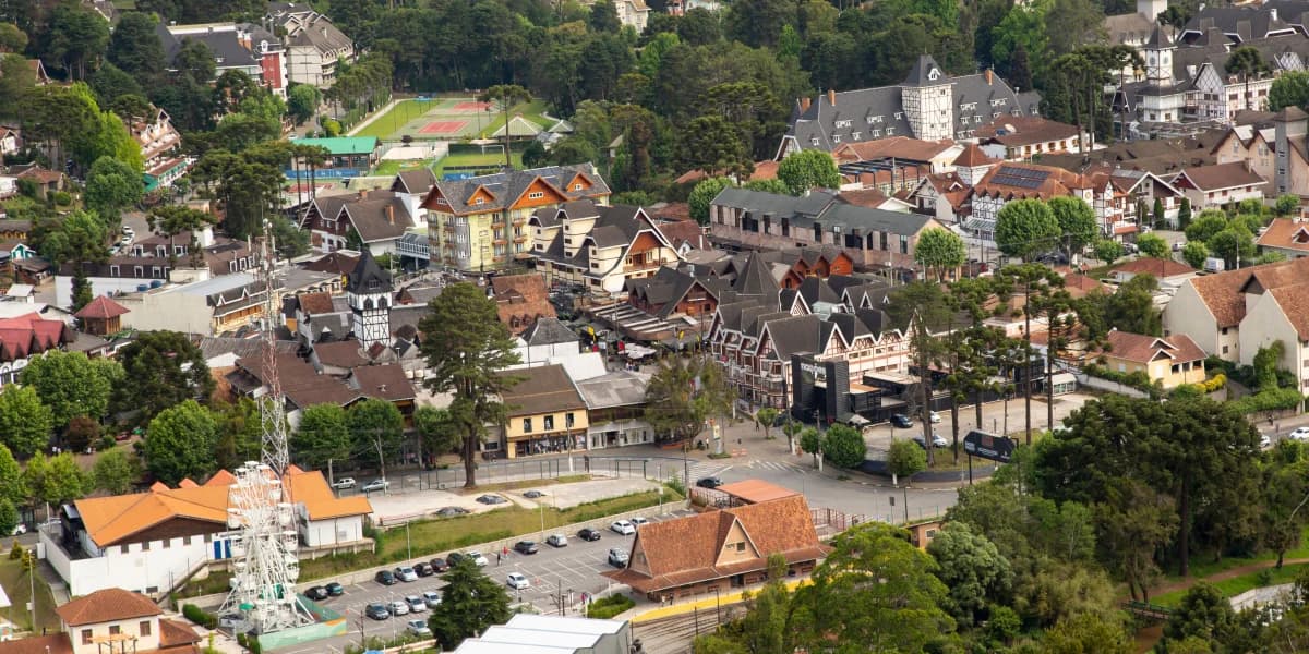 Vista urbana e serrana de Areal, no Centro-Sul Fluminense