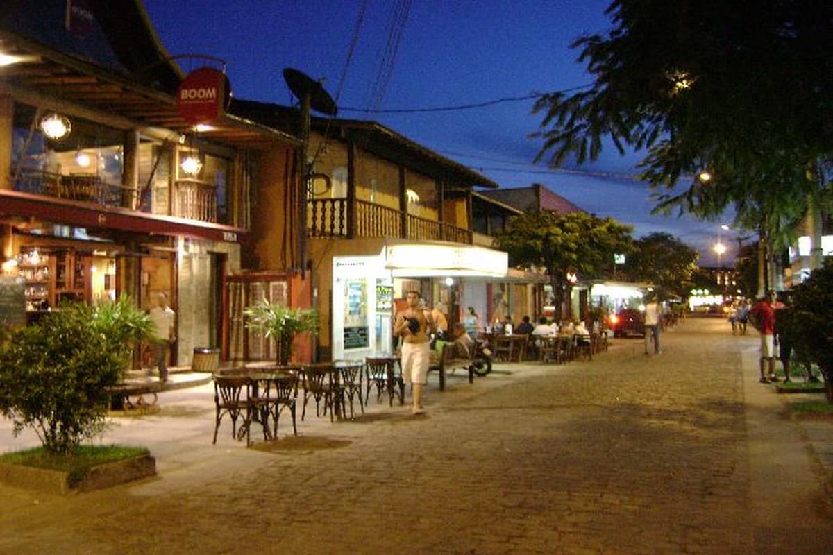 Rua comercial no centro de Armação dos Búzios, na Região dos Lagos