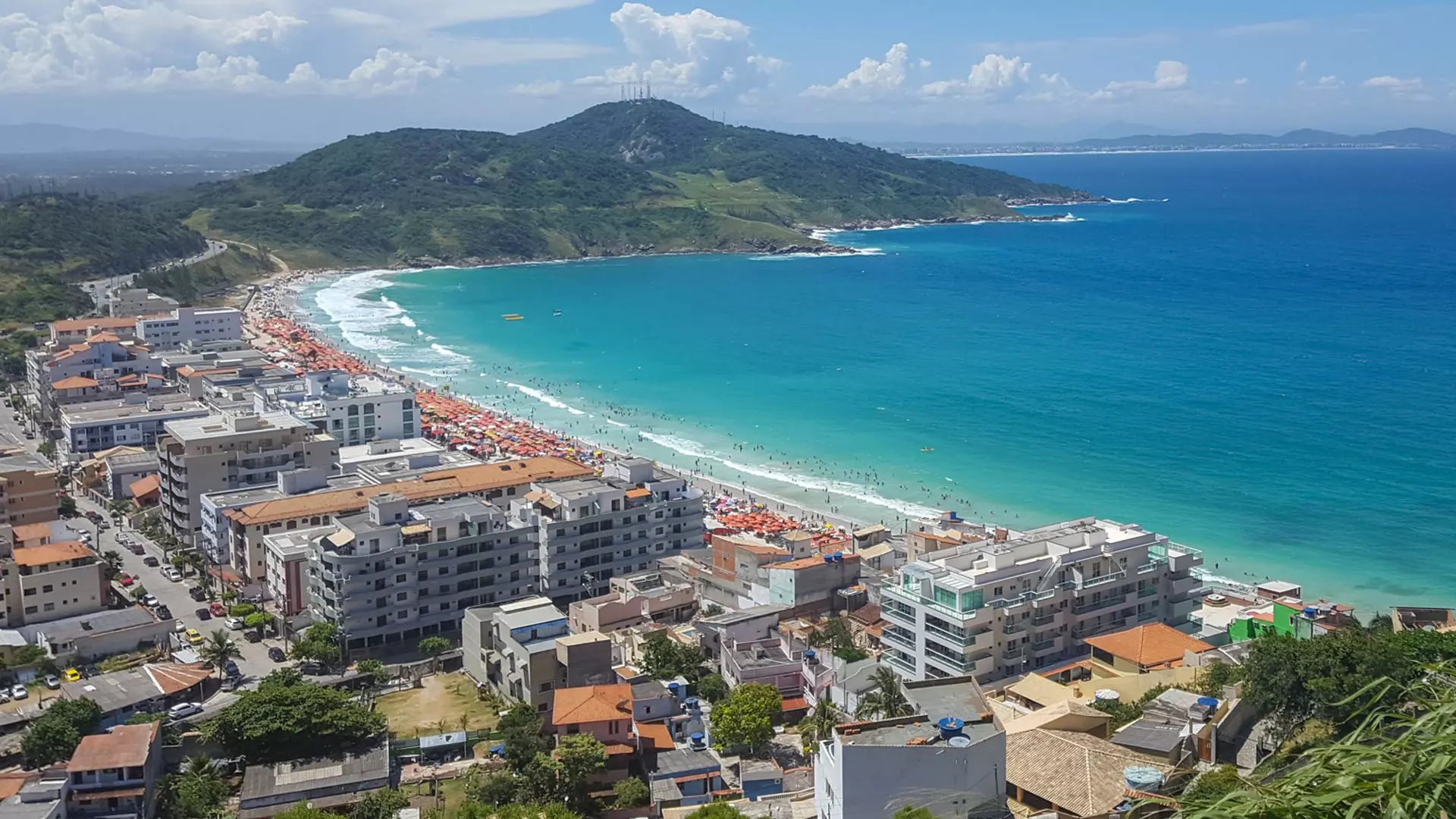Vista aérea da orla e da área urbana de Arraial do Cabo