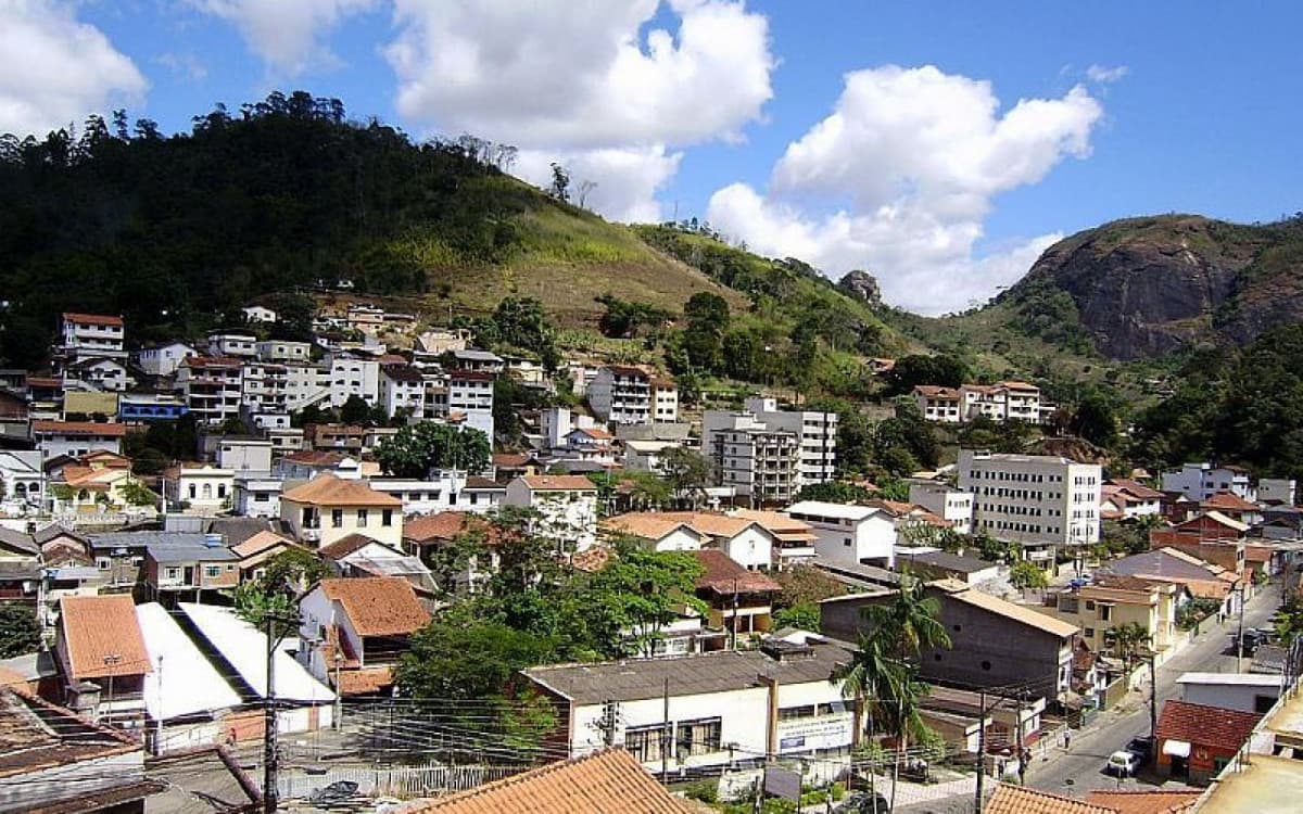 Vista de Bom Jardim entre construções urbanas e montanhas da Região Serrana