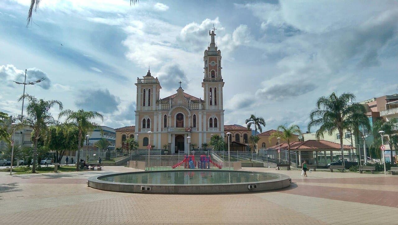 Praça e igreja de Bom Jesus do Itabapoana, no Noroeste Fluminense
