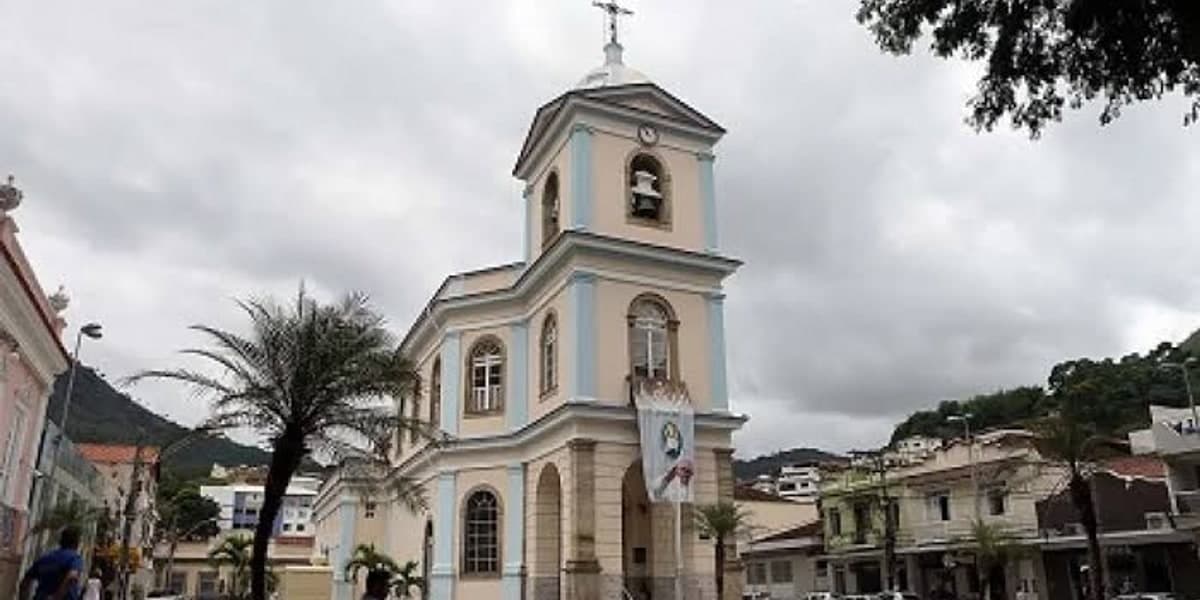 Igreja e praça de Cantagalo, na Região Serrana do Rio de Janeiro