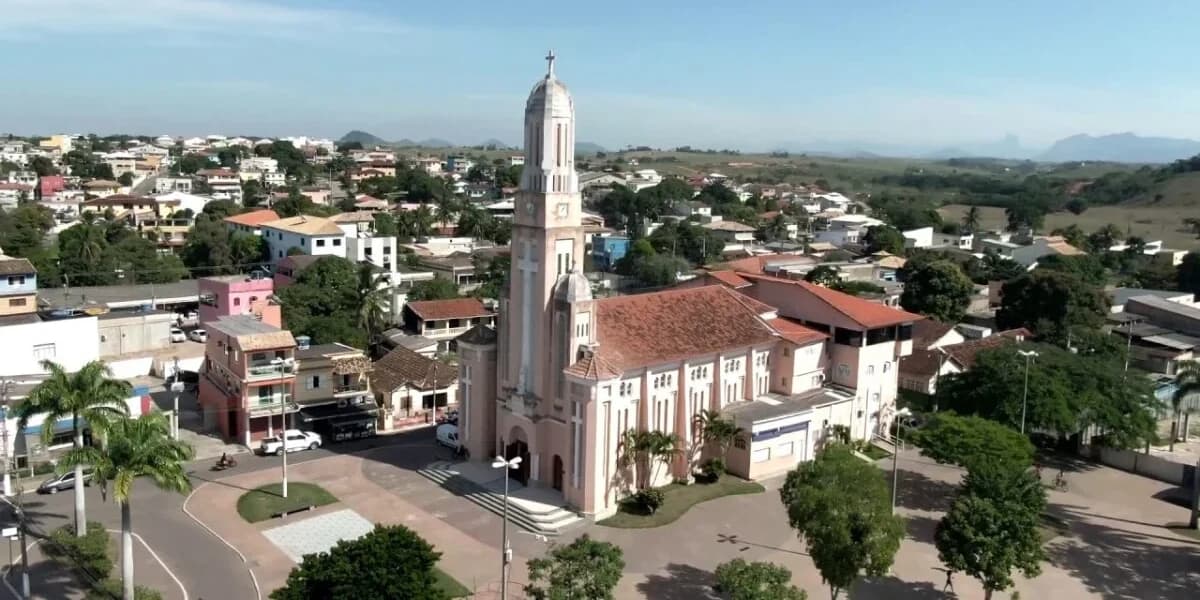 Igreja histórica e paisagem urbana de Carapebus, no Norte Fluminense