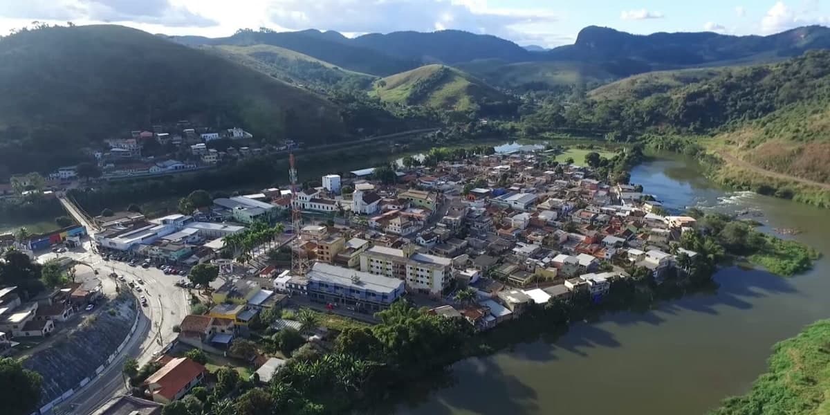 Vista de Comendador Levy Gasparian às margens do Rio Paraibuna