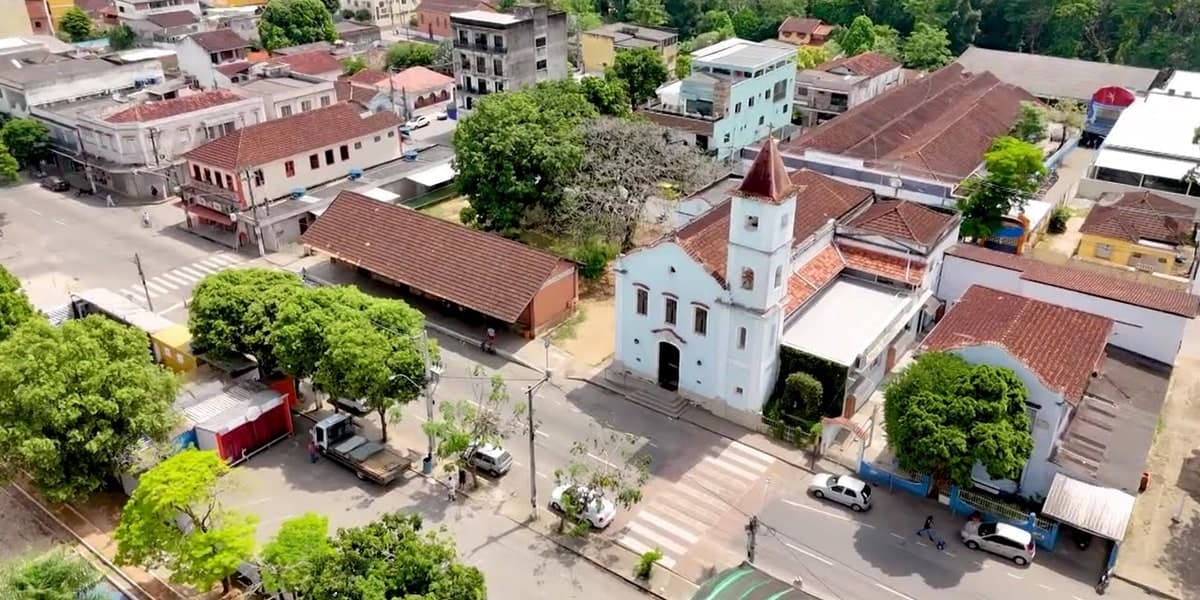 Igreja e centro urbano de Conceição de Macabu, no Norte Fluminense