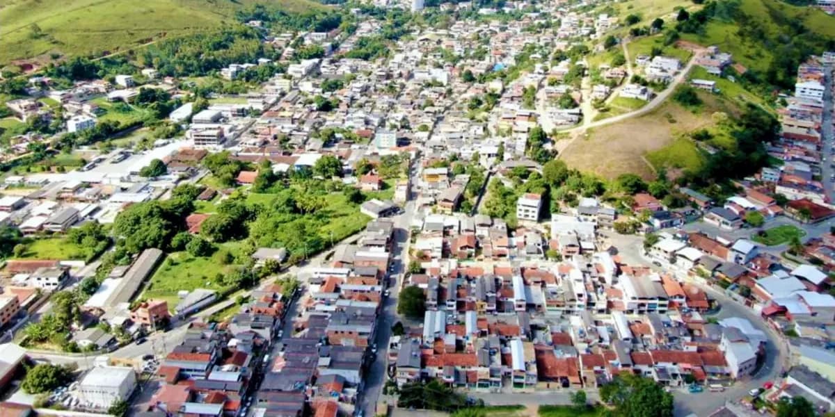 Vista de Cordeiro entre montanhas da Região Serrana