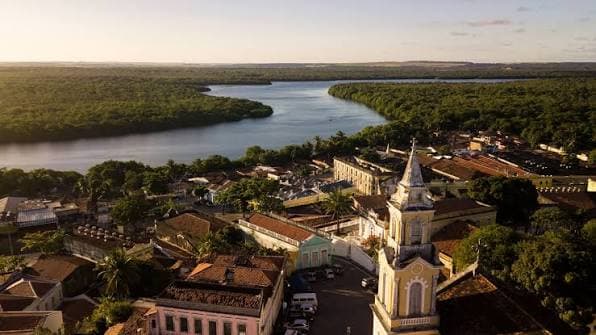 Vista de Itaocara com rio, centro urbano e paisagem do Noroeste Fluminense