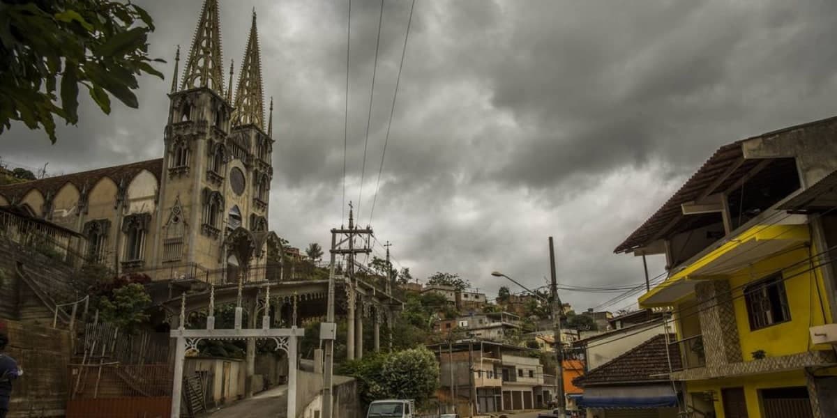 Igreja e rua de Laje do Muriaé, no Noroeste Fluminense