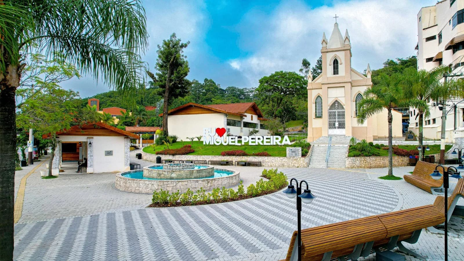 Praça urbana de Miguel Pereira com igreja e paisagismo