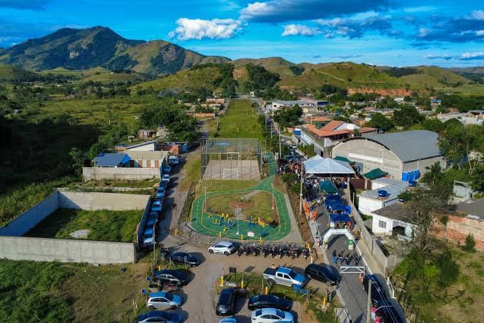 Vista aérea de Paracambi com área urbana e relevo ao redor