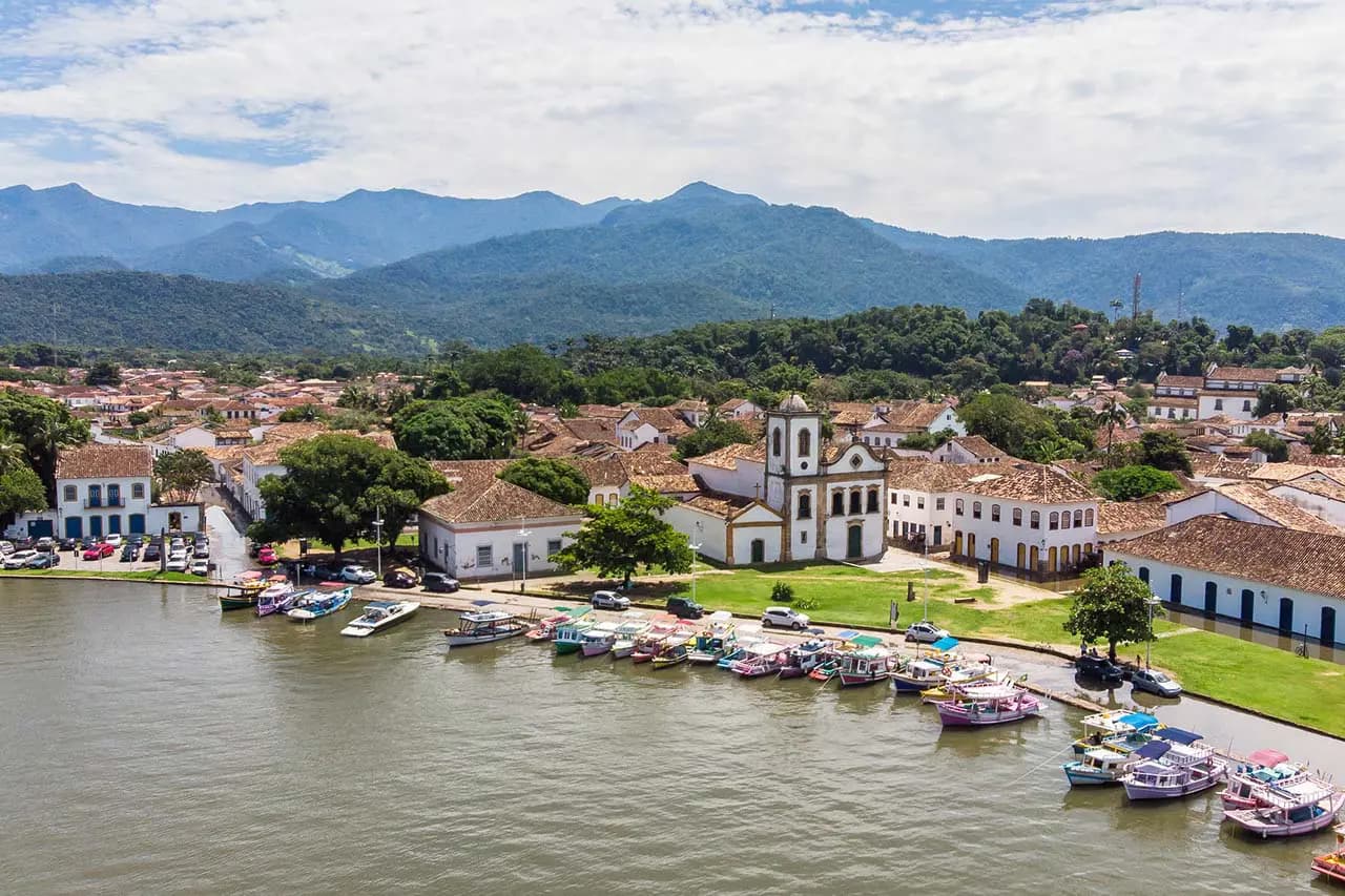 Centro histórico e orla de Paraty vistos do alto, na Costa Verde