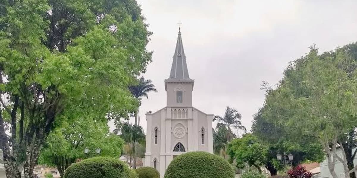 Igreja e paisagem de Rio das Flores, no Médio Paraíba