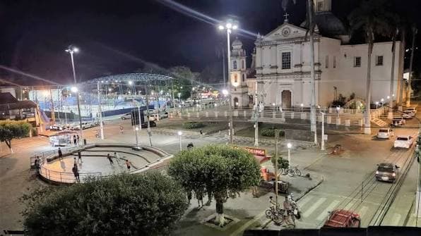 Praça e igreja iluminadas no centro de São Fidélis, no Norte Fluminense
