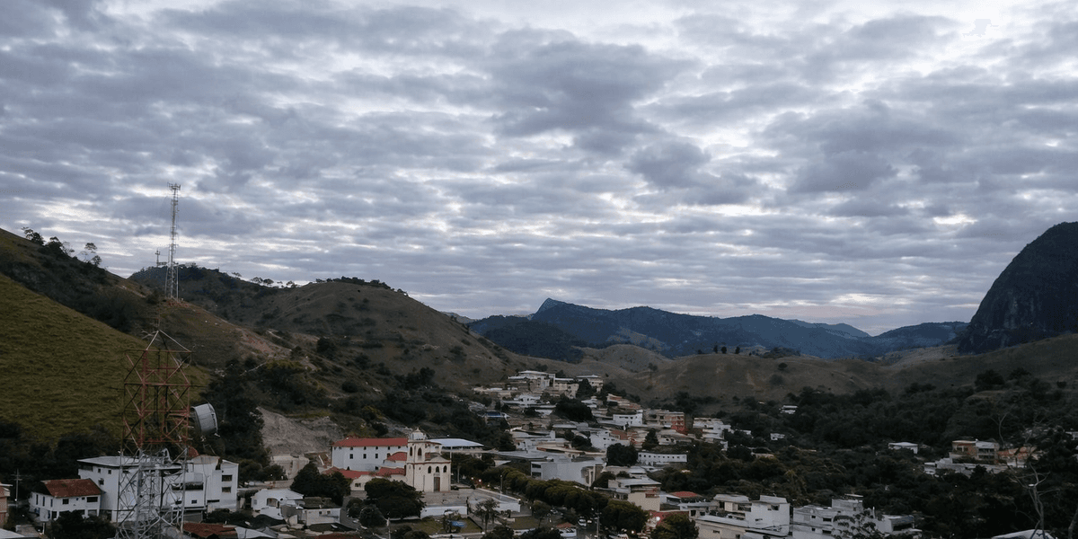 Vista montanhosa e urbana de Sumidouro, na Região Serrana