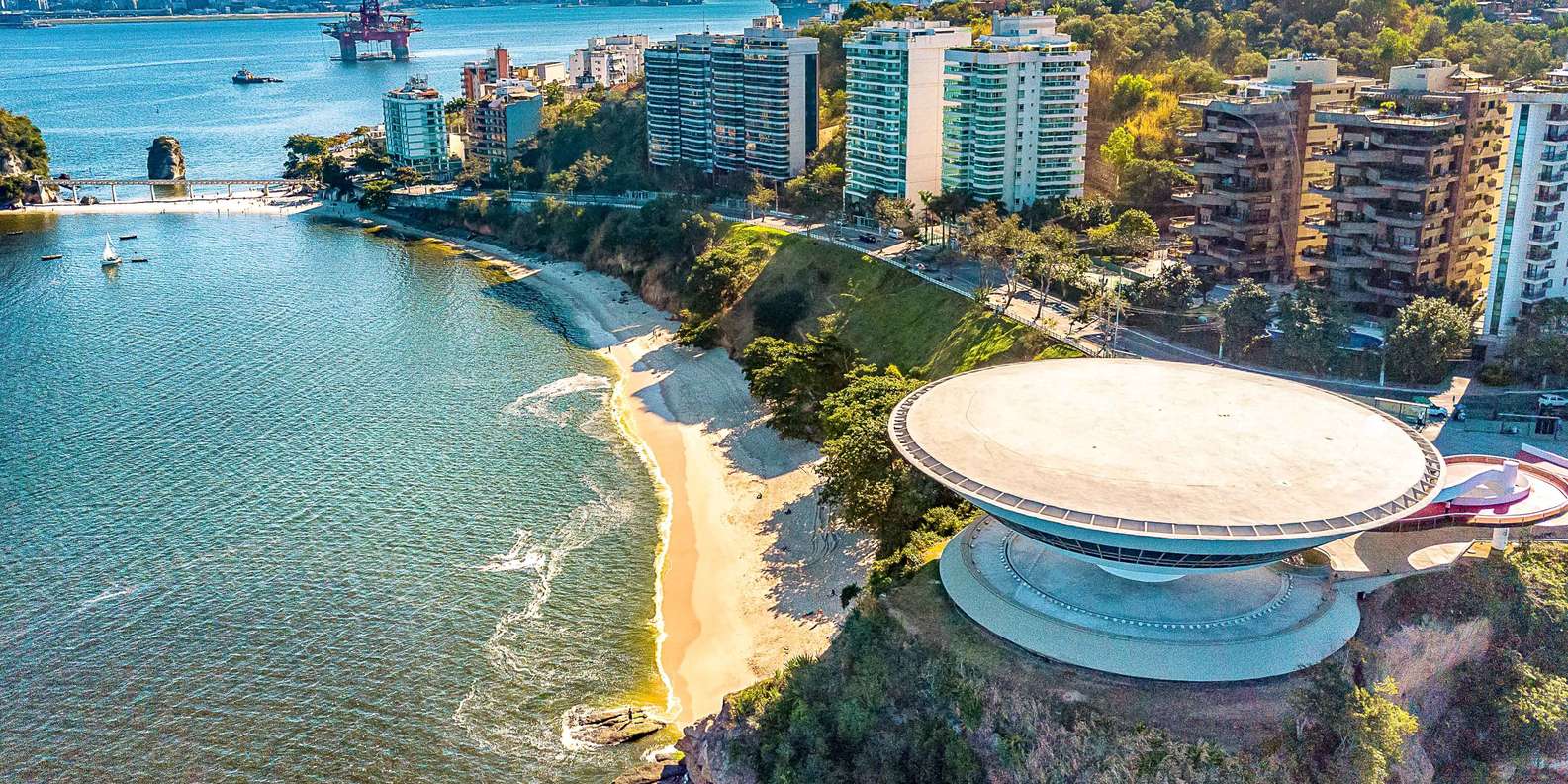 Vista aérea de Niterói com o Museu de Arte Contemporânea e a Baía de Guanabara