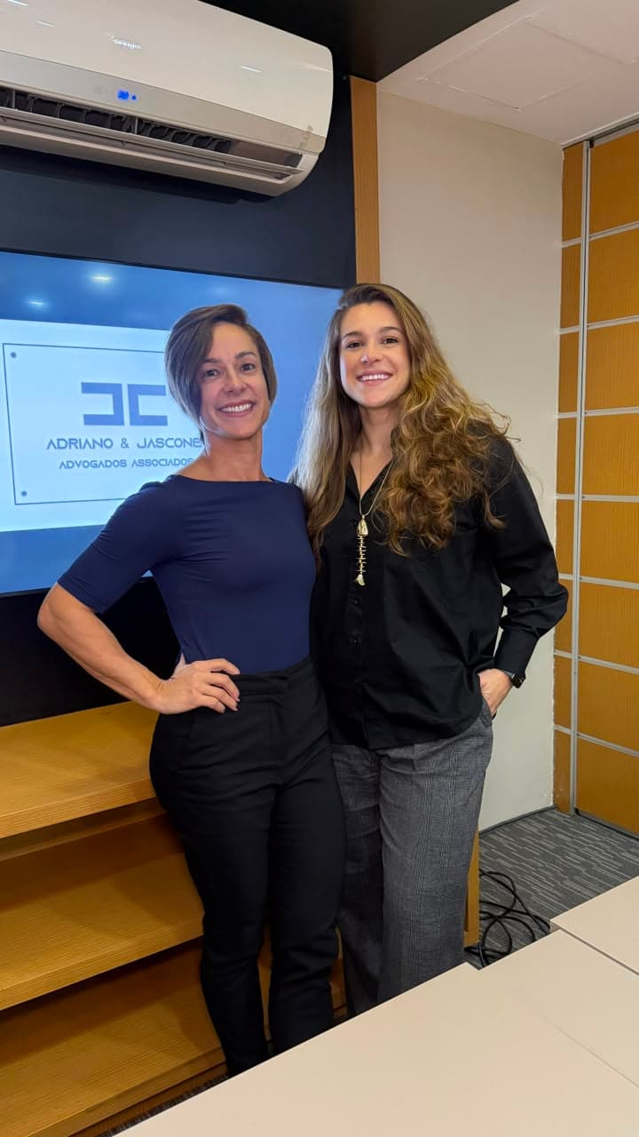 Dra. Débora Adriano e Dra. Jade Jascone no escritório Adriano & Jascone