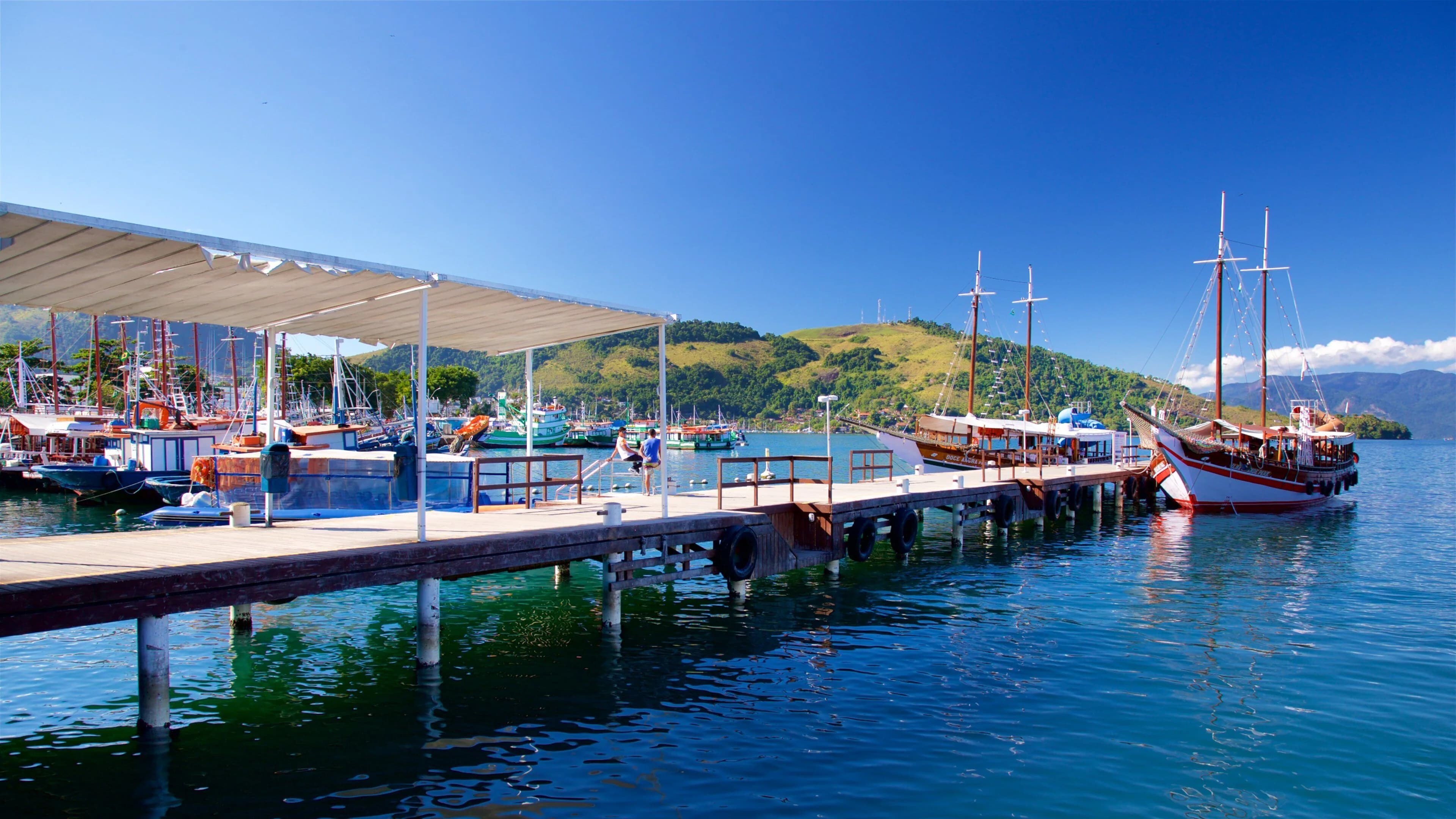 Paisagem urbana e costeira de Angra dos Reis, no Rio de Janeiro