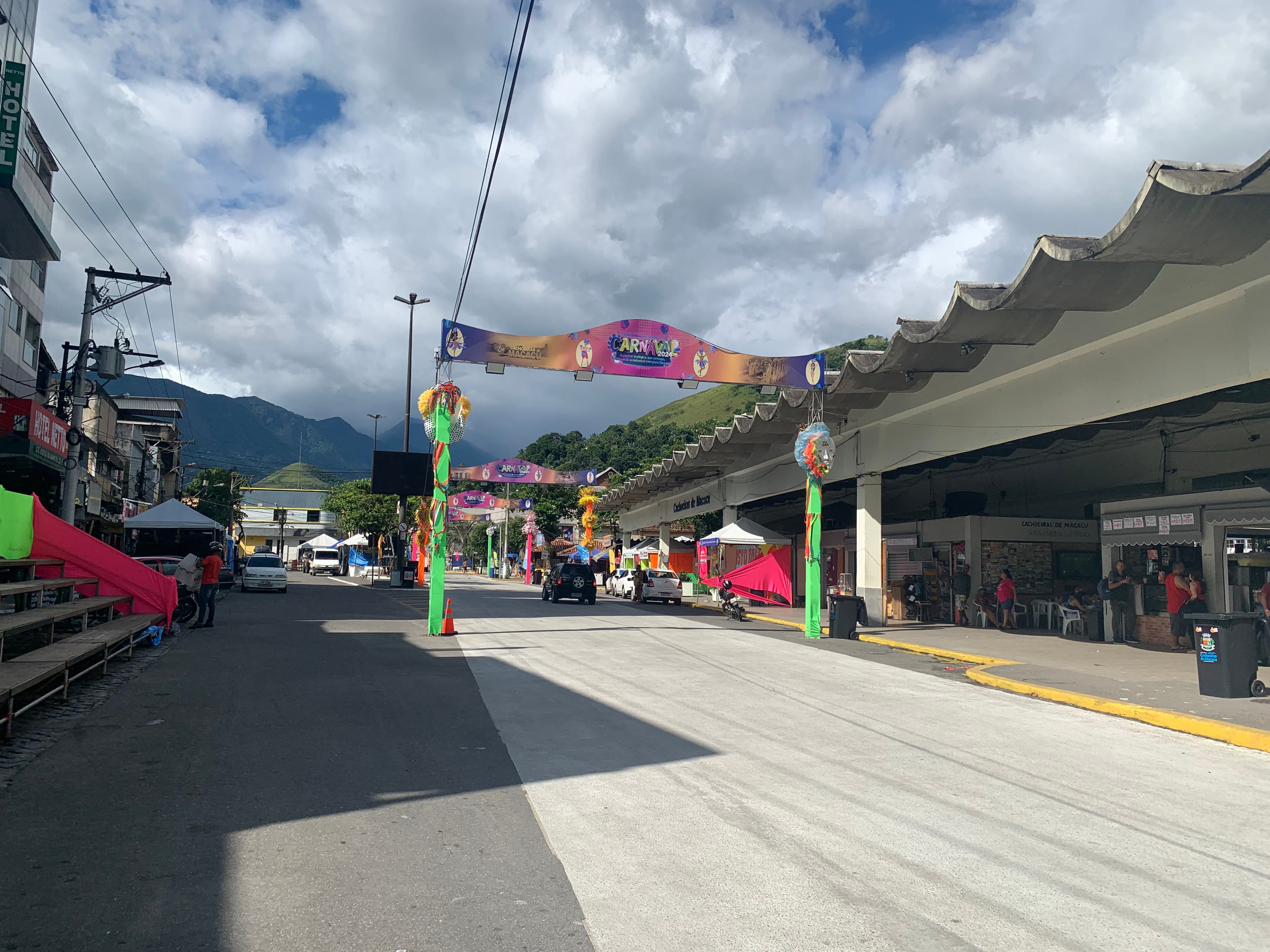 Área urbana de Cachoeiras de Macacu com montanhas ao fundo