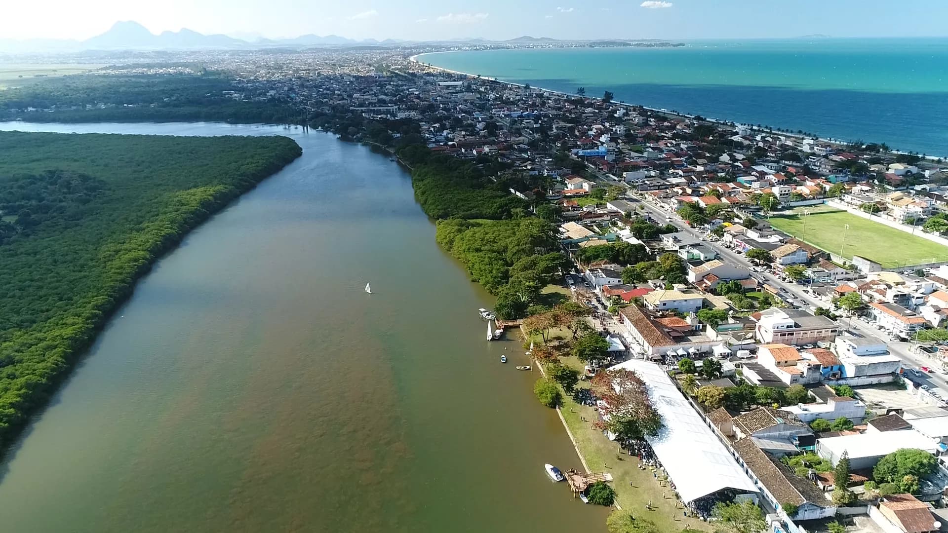 Vista aérea de Casimiro de Abreu com rio, área urbana e vegetação