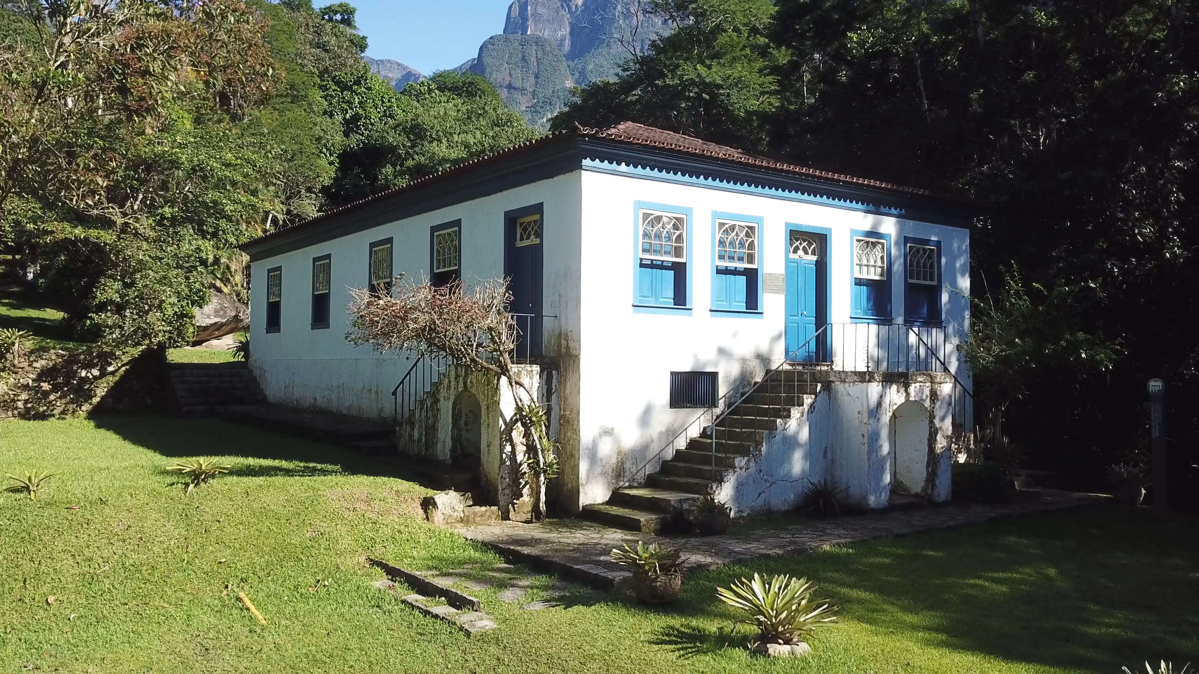 Construção histórica em Guapimirim cercada pela paisagem verde da região
