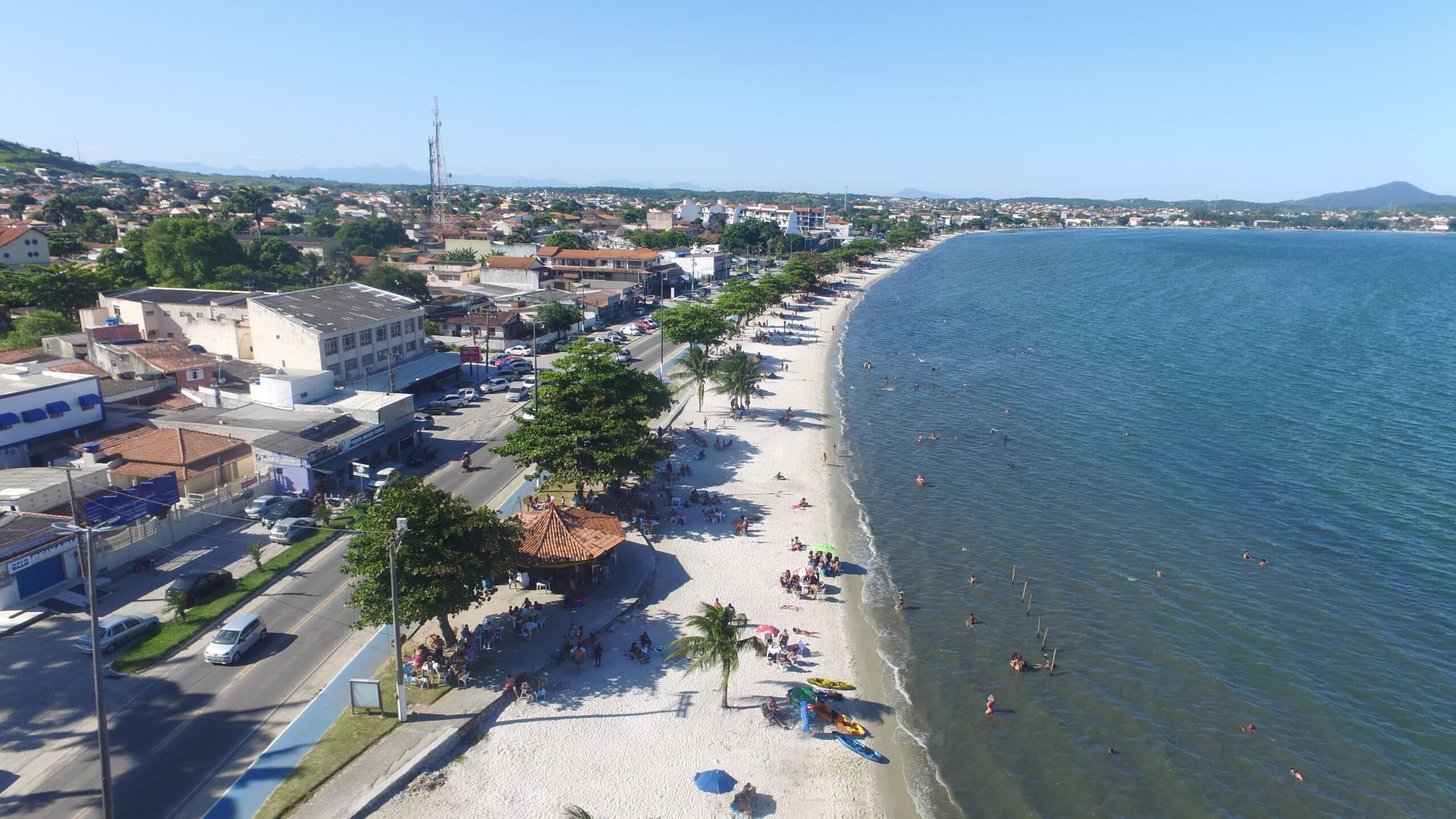 Vista aérea da lagoa e da área urbana de Iguaba Grande
