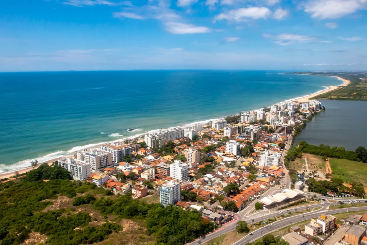 Vista urbana e litorânea de Macaé, no Norte Fluminense