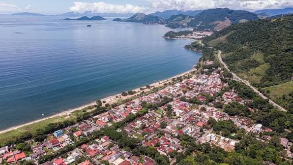Vista aérea da costa, ilhas e área urbana de Mangaratiba