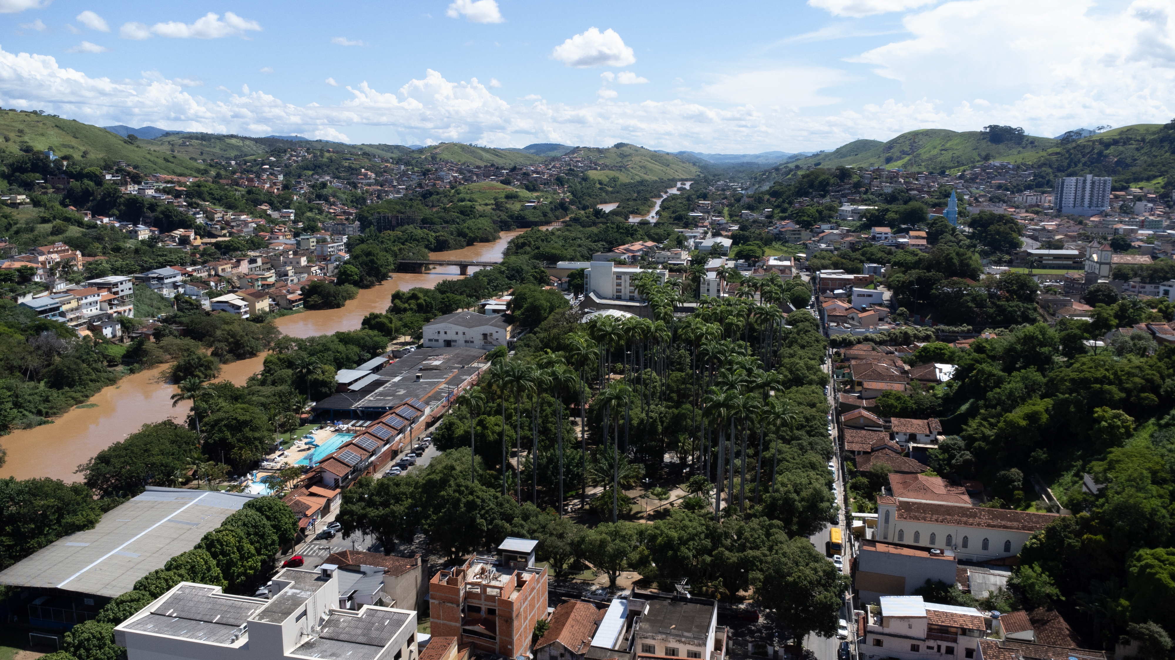 Vista aérea de Paraíba do Sul com o rio e a área urbana