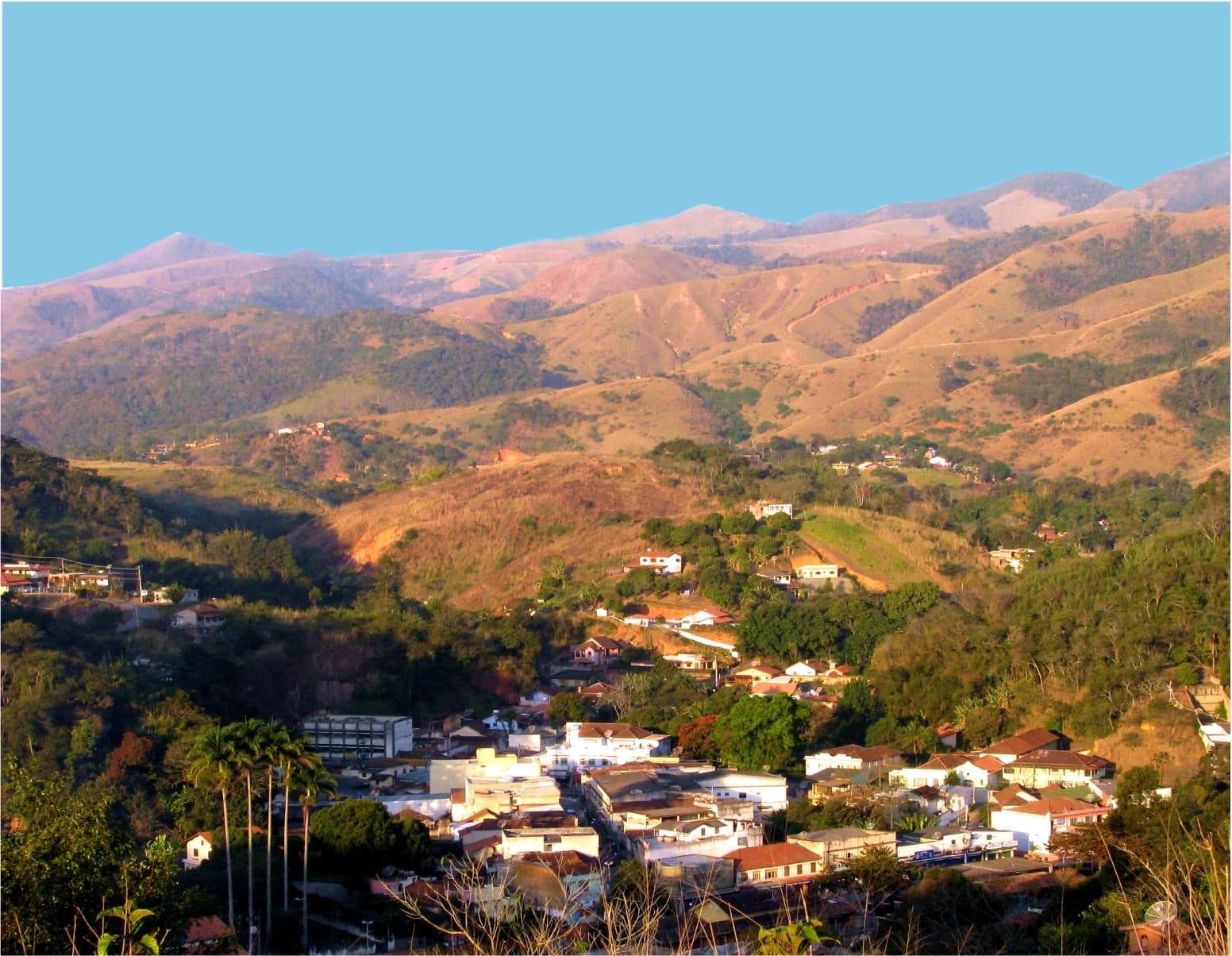 Vista urbana e serrana de Paty do Alferes, no Centro-Sul Fluminense