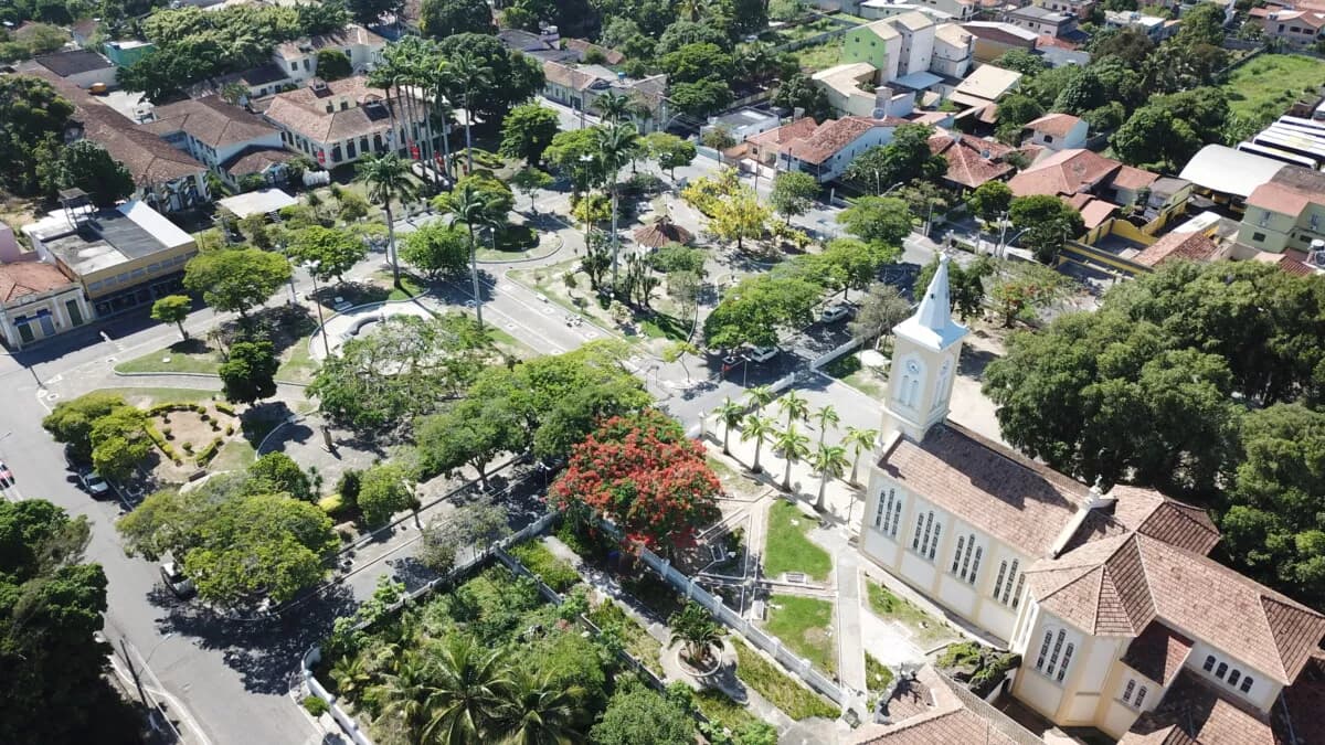 Vista aérea do centro urbano e construções históricas de Quissamã