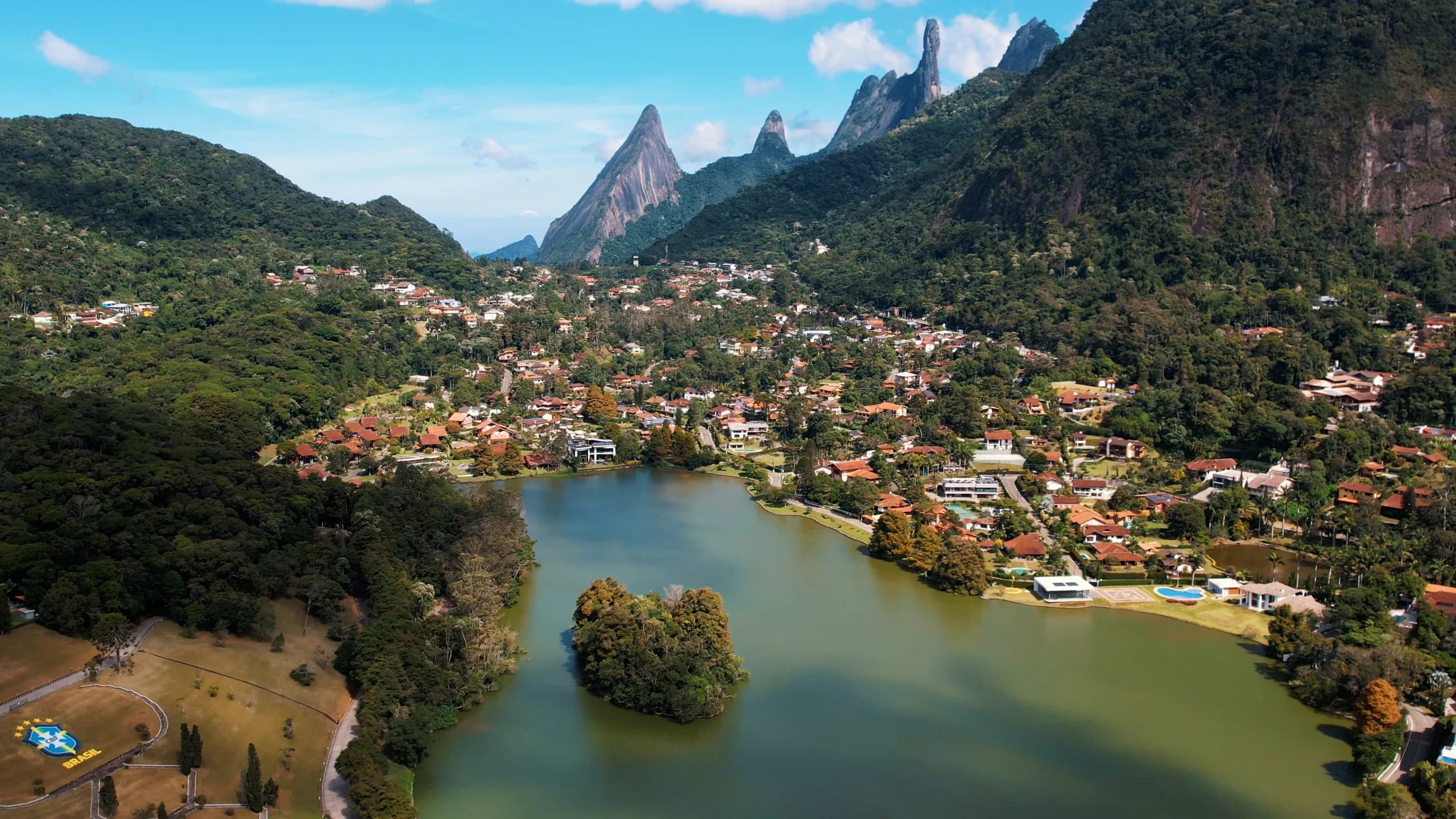 Vista de Teresópolis e das montanhas da Região Serrana